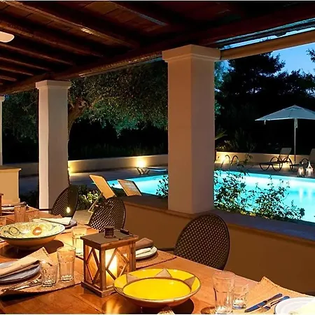 Villa Sleeps 10 With Pool Air Con And Wifi *